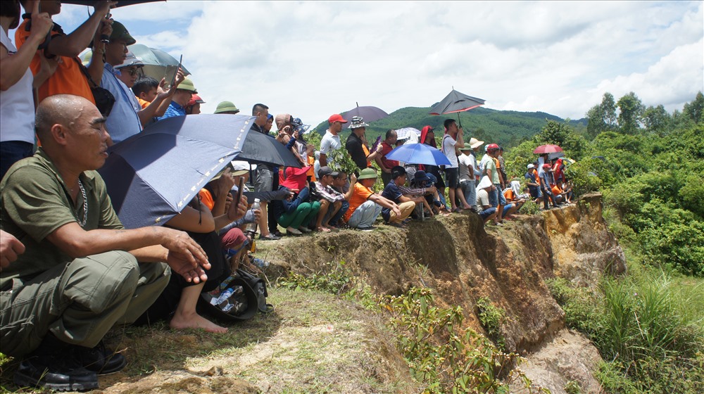 Sự kiện đã thu hút nhiều người dân hiếu kỳ và những người yêu dòng xe Korando “đội nắng” để xem
