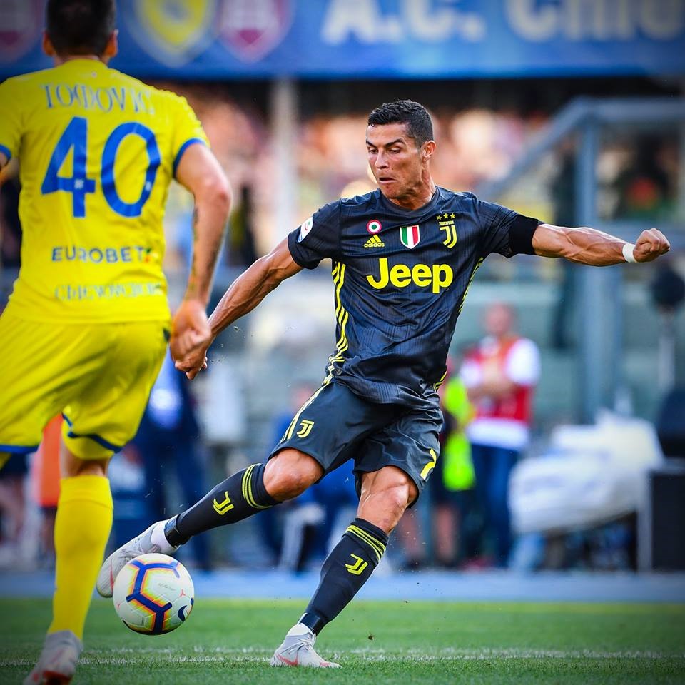 Những cú sút mang đậm phong cách CR7. Ảnh: Bleacher.