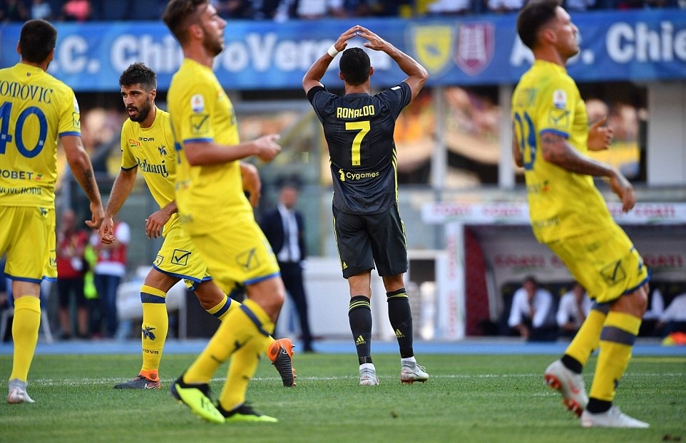 CR7 liên tục ôm đầu tiếc nuối các cơ hội. Ảnh: Getty.