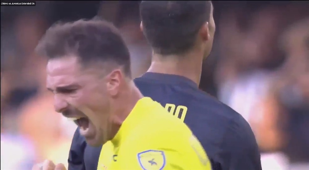 Bani ăn mừng khi vừa cản phá được pha dứt điểm của Ronaldo.