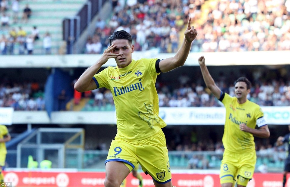 Chievo đá như lên đồng và gây khó cho Juventus. ảnh: AP.