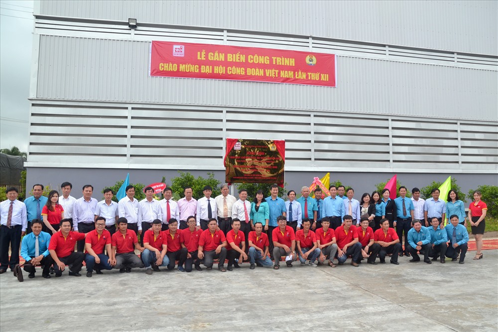 Quang cảnh buổi lễ gắn biển công trình chào mừng Đại hội XII CĐVN. Ảnh: Tùng - Nhân.