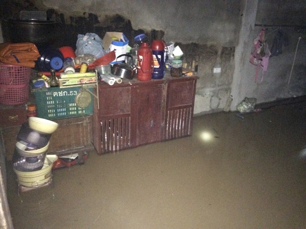 Ở Nghệ An, nhiều nhà dân chìm trong biển nước (Ảnh: Anh Đức)