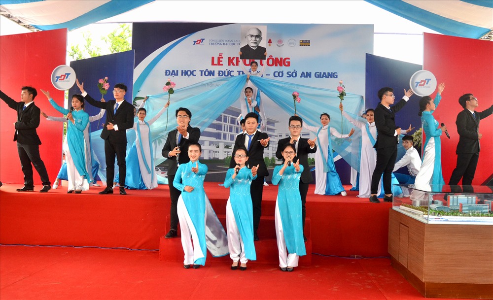 Chương trình văn nghệ mở đầu buổi lễ do chính sinh viên TDTU thực hiện. Ảnh: Tùng - Nhân