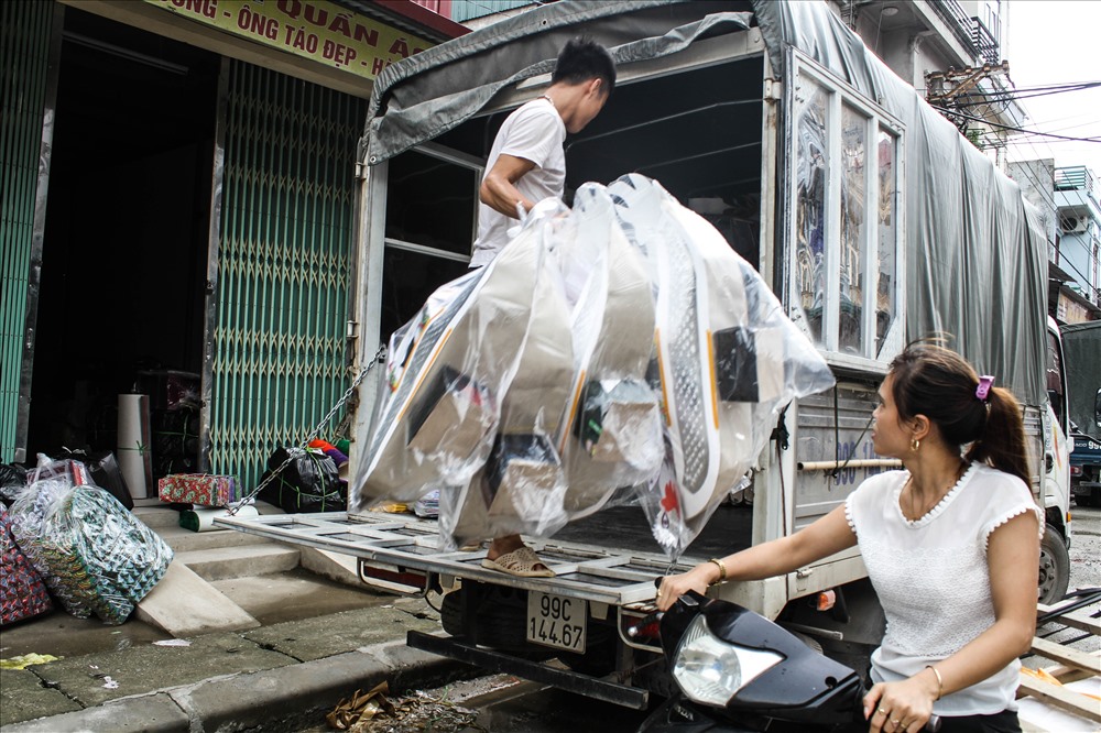 Chị Nguyễn Thị Mai (một khách buôn đến từ Hưng Yên) chia sẻ: “Nhà tôi là hơn chục năm nay rồi. Vào những dịp khách đặt nhiều hàng thì hai vợ chồng tôi cùng con dâu, con trai cháu nội cùng làm. Công việc cũng nhẹ nhàng không có gì vất vả. Để chuẩn bị hàng bán cho tháng 7, chúng tôi vất vả mất 1 tháng”