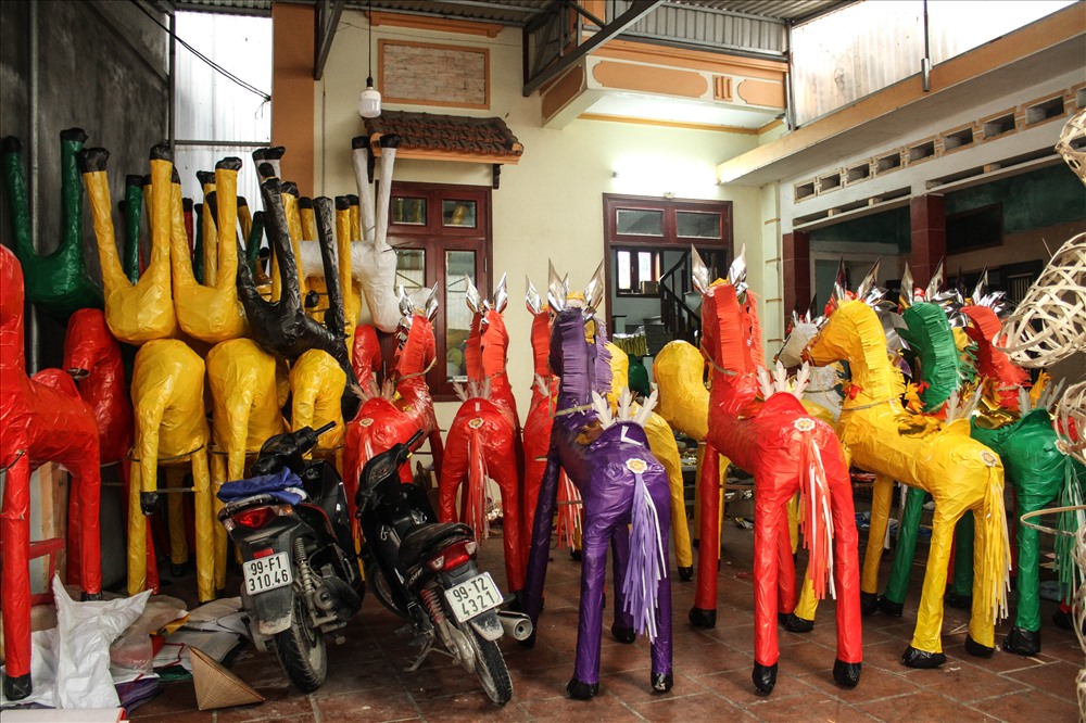 Tất bật chuẩn bị hàng cho khách, bà Vũ Thị Làn (Song Hồ - Thuận Thành - Bắc Ninh) cho biết: “Nhà tôi làm hơn chục năm nay rồi. Vào những dịp khách đặt nhiều hàng thì hai vợ chồng tôi cùng con dâu, con trai cháu nội cùng làm. Công việc cũng nhẹ nhàng không có gì vất vả. Để chuẩn bị hàng bán cho tháng 7, chúng tôi vất vả mất một tháng. Ở đây, mỗi nhà làm một vài sản phẩm. Nhà tôi một ngày sáu người sẽ làm được mười con ngựa”.
