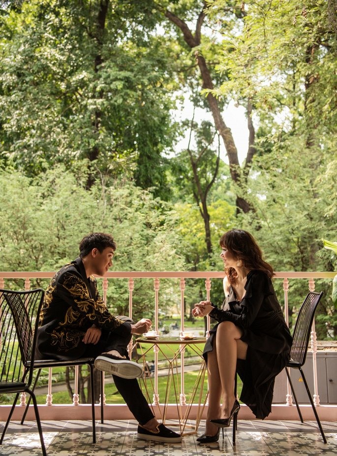 Sau thời gian kết hôn gần 2 năm, vợ chồng Hari Won – Trấn Thành đã chia sẻ bộ ảnh ngọt ngào, lãng mạn và đầy tình cảm để kỷ niệm 17 tháng kết hôn.