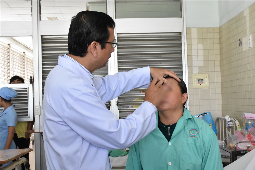 Sau 8 ngày phẫu thuật, thị lực của bệnh nhân Bùi Thị H. đã được cải thiện 1/10