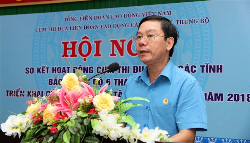 Đồng chí Nguyễn Thế Lập - Chủ tịch LĐLĐ tỉnh Quảng Trị - trưởng cụm thi đua khai mạc hội nghị. Ảnh: Hưng Thơ.