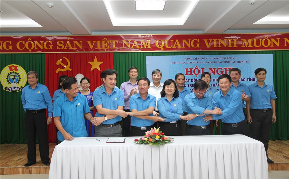 Lãnh đạo LĐLĐ các tỉnh thuộc cụm thi đua LĐLĐ các tỉnh Bắc Trung Bộ ký cam kết. Ảnh: Hưng Thơ.
