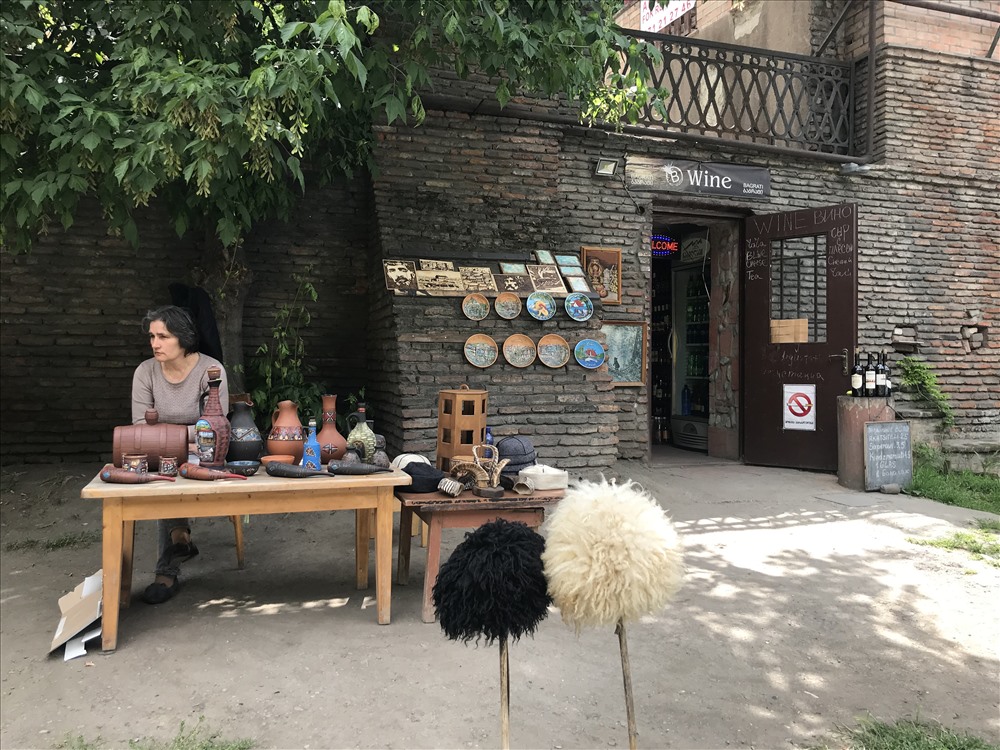 Một quầy hàng lưu niệm trên đường phố ở thủ đô Tbilisi. Ảnh: H.V.M