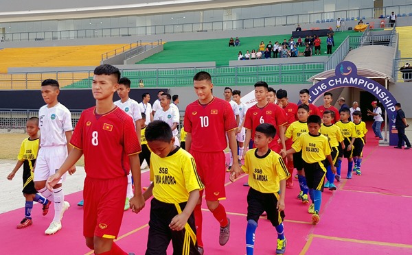 Nguyên Hoàng (10) nhận thẻ đỏ rời sân sau khi có pha vào bóng nguy hiểm với cầu thủ đối phương. Ảnh: VFF
