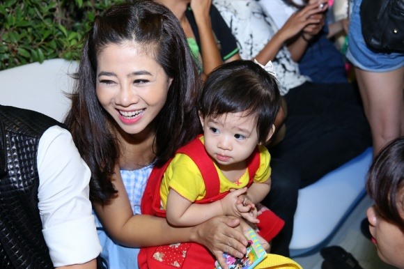 Năm 2013, nữ diễn viên khiến công chúng bất ngờ khi tiết lộ đã có con gái nhưng giấu kín tên cha của bé.