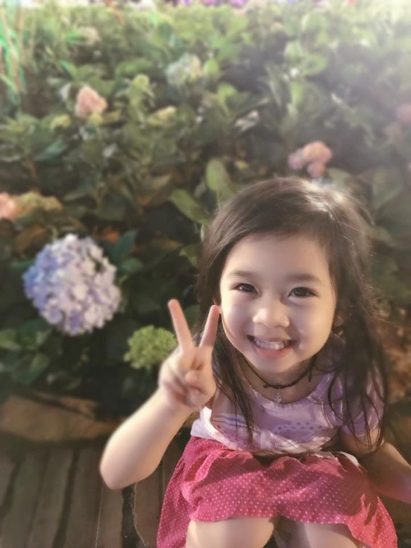 Lavie có đôi mắt to tròn giống mẹ nhưng các nét còn lại thừa hưởng từ bố.