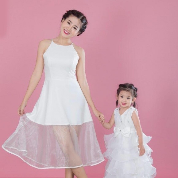 Hai mẹ con diễn viên Mai Phương và bé Lavie.