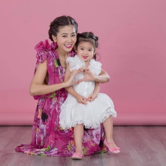 Dù bận rộn kiếm tiền trang trải cuộc sống nhưng Mai Phương vẫn thu xếp thời gian dành cho con.