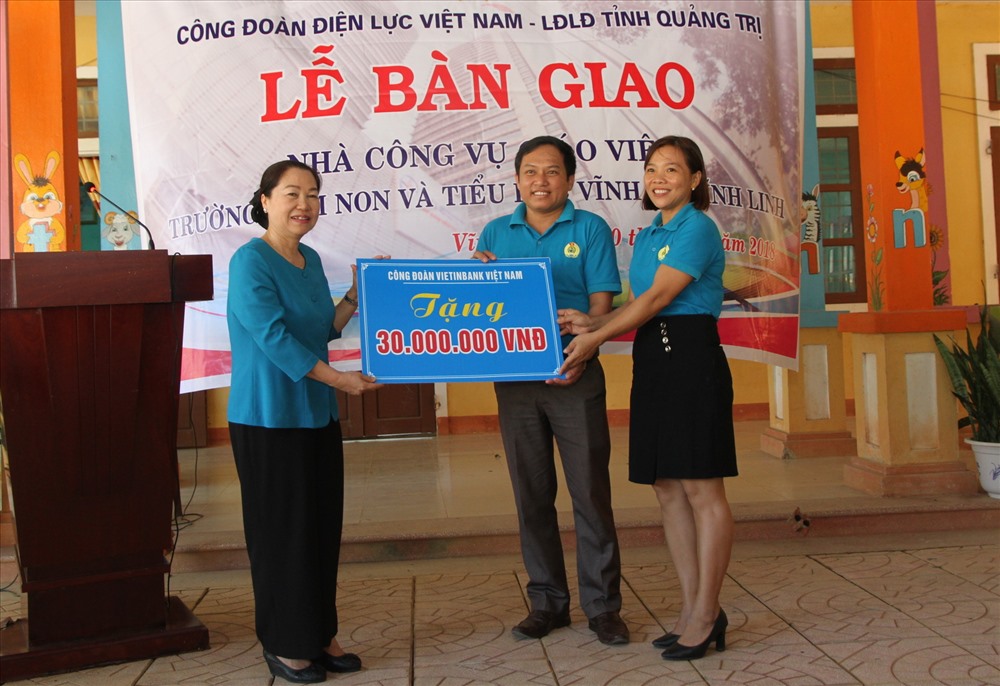 Đồng chí Nguyễn Thị Thu Hồng - Phó Chủ tịch Tổng LĐLĐ Việt Nam đại diện cho CĐ Ngân hàng Công thương Việt Nam trao tặng 30 triệu đồng. Ảnh: Hưng Thơ.