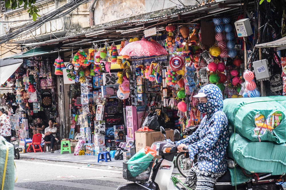 Phố Hàng Mã được coi là “thủ phủ” đồ cho người cõi âm tại Hà Nội. Những ngày này các cửa hàng ngập tràn đồ mã từ quần áo, giày dép, máy nghe nhạc, laptop, tivi, vàng, mỹ phẩm…