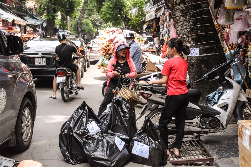 Đặc biệt, ngày rằm tháng 7 càng đến gần, không khí mua bán ở các cửa hàng cho người cõi âm càng nhộn nhịp.