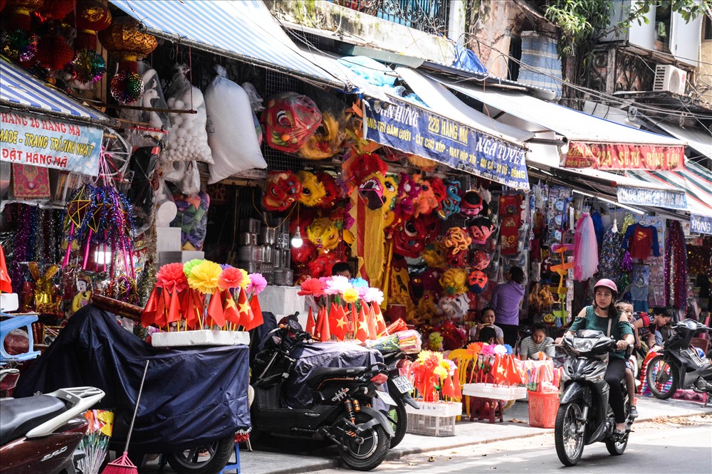 Cách Trung thu hơn một tháng nhưng nhiều mặt hàng đã được bày bán phục vụ ngày tết đặc biệt này.