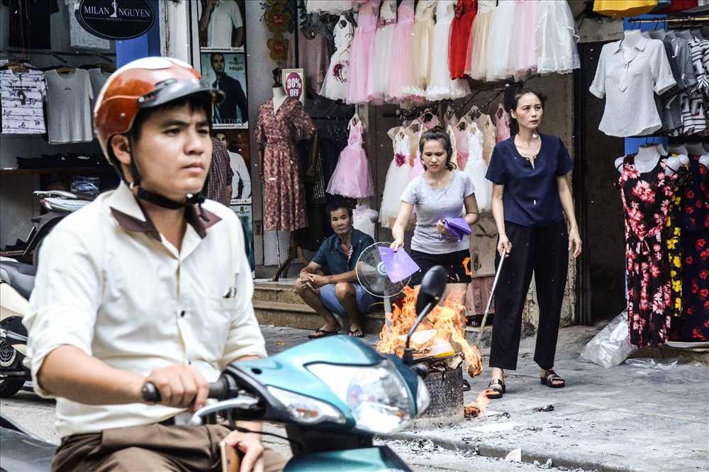 Bà Nguyễn Thu Hà (Cổ Nhuế 1, Bắc Từ Liêm, Cầu Giấy) chia sẻ: “Năm nào cũng thế, cứ đến dịp này tôi lại đến đây mua đồ vàng mã thắp hương hóa vàng. Người Việt mình thường quan niệm có thờ có thiêng, có kiêng có lành. Gia đình tôi thường cúng gia tiên và tổ tiên thổ địa thổ công. Chỉ mong gia đình bình an mạnh khỏe, tai qua nạn khỏi”.