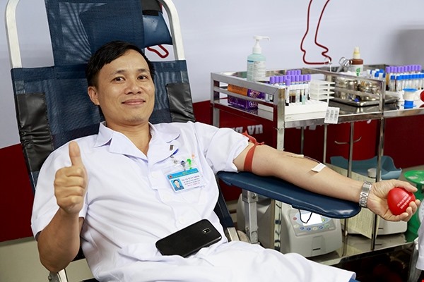 ThS. Lê Xuân Thịnh, Ngân hàng Tế báo gốc tham gia hiến máu lần thứ 14 cho biết: Lý do đơn giản để tôi tham gia hiến máu là vì tôi có nhóm máu O. Ảnh: Công Thắng