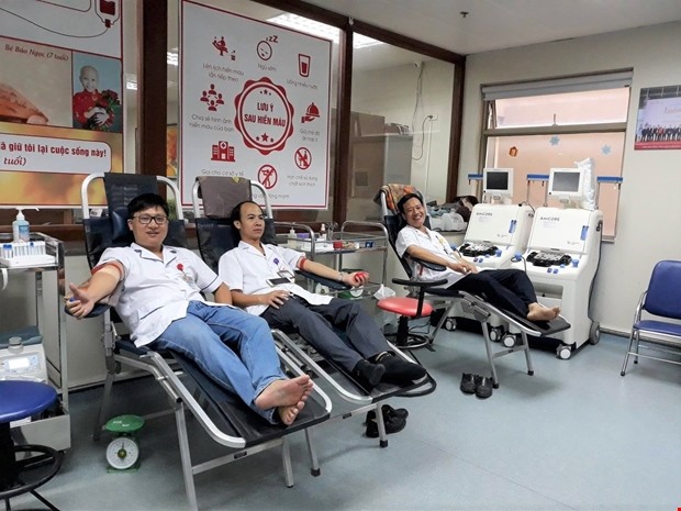 Y bác sĩ hiến máu nhóm O. Ảnh: Thanh Hằng