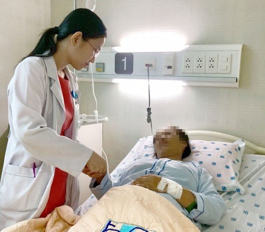 Bà N. nhập viện trong tình trạng đau nóng dữ dội, kéo dài ở các khớp do tác dụng phụ của thuốc tự điều trị