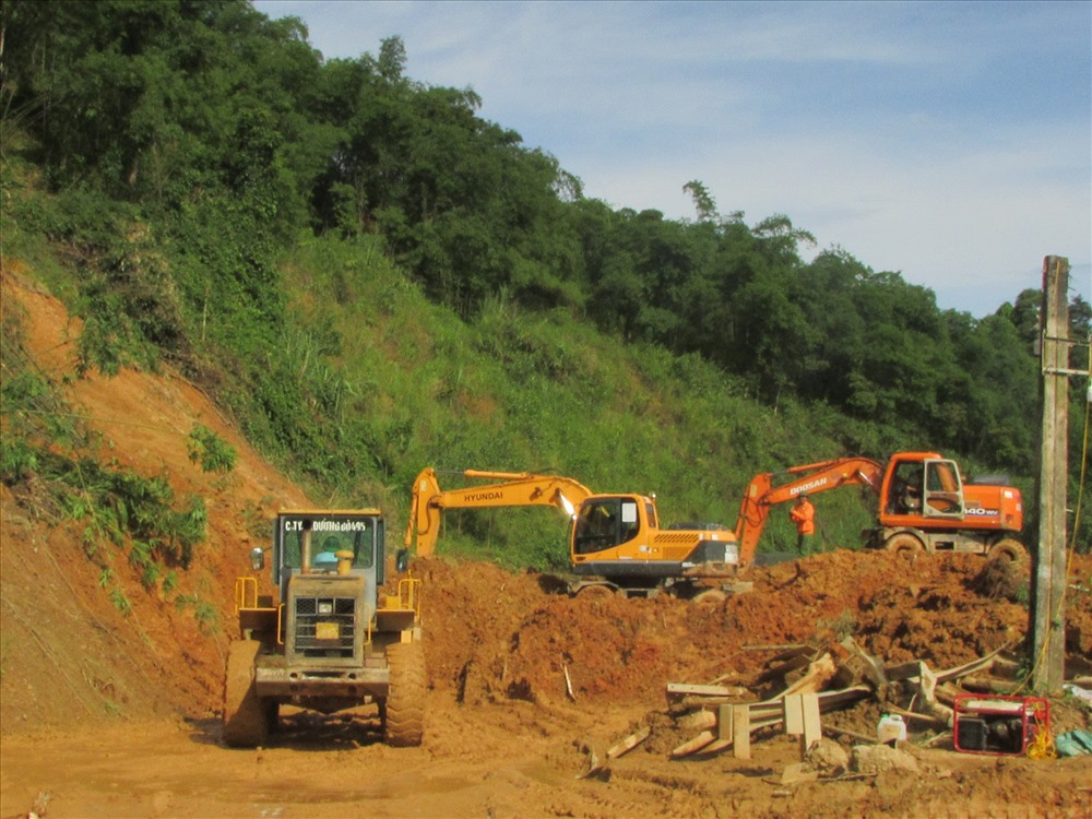 Công ty đường bộ 495 đã huy động lực lượng, máy móc, thiết bị, nhân công để thông đường nhanh nhất có thể