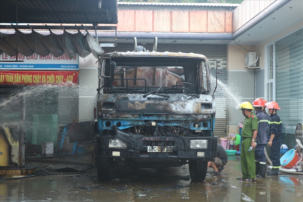 Chiếc xe bồn bị lửa thiêu rụt hoàn toàn phần đầu. Ảnh: Đ.V
