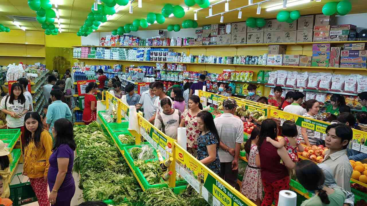 Siêu thị Bách hóa Xanh mới mở trên địa bàn các tỉnh đều thu hút rất đông khách hàng đến mua sắm, vì thế nhu cầu về nhân lực là rất lớn.
