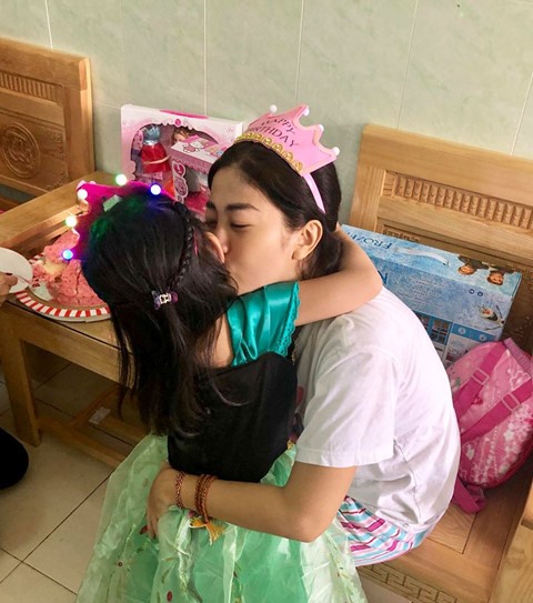 Khoảnh khắc ngọt ngào của hai mẹ con.