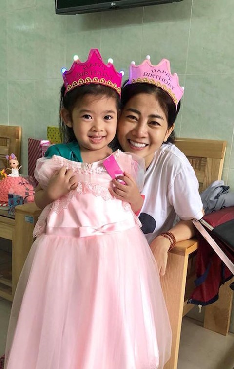 Mai Phương khoe nụ cười rạng rỡ, hạnh phúc khi được gặp con.