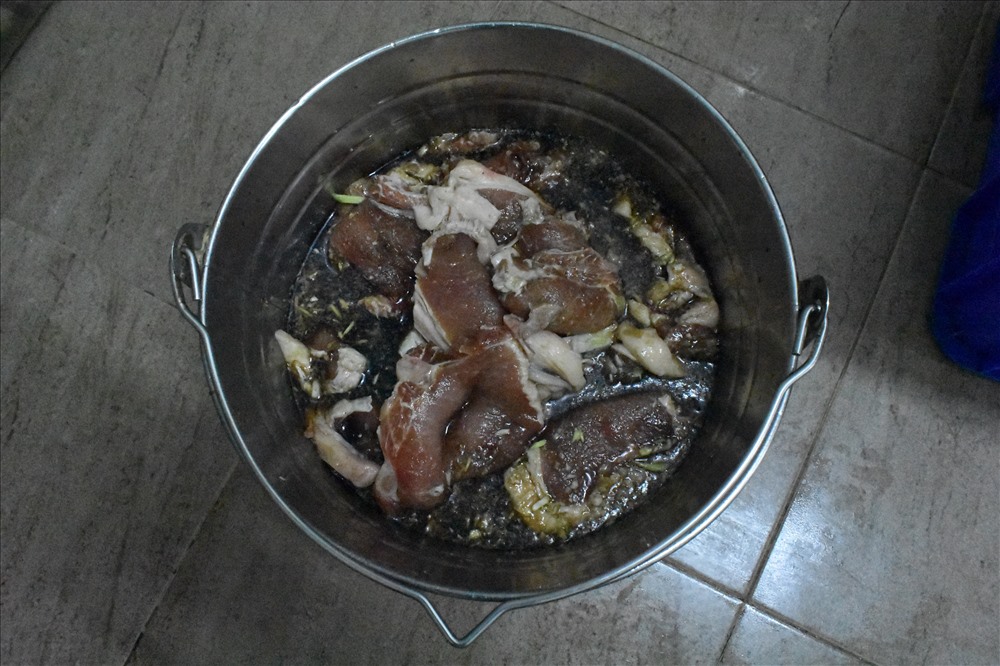 Thịt của quán cơm tấm Kiều Giang được ngâm trong những dung dịch bốc mùi hôi thối