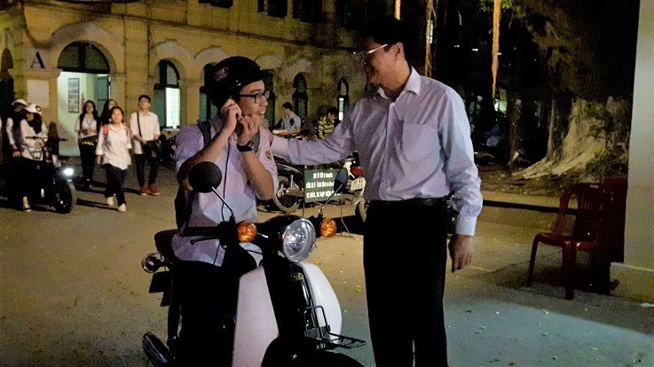 Thầy Bình còn nổi tiếng với Thầy hiệu trưởng đứng chào học sinh ở cổng trường mỗi ngày. Ảnh: Vietnamnet
