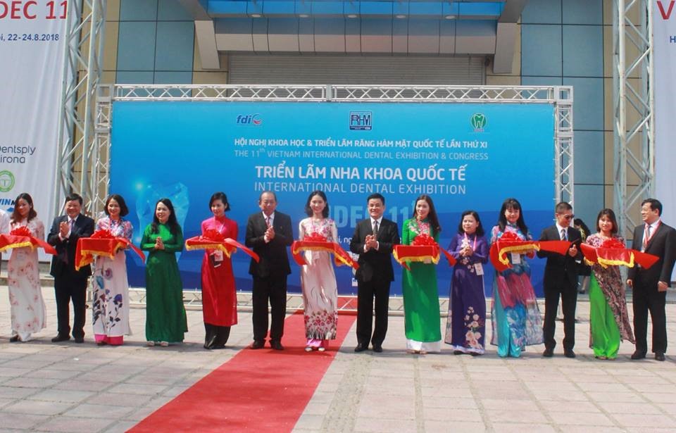 Phó Thủ tướng cắt băng khai mạc triển lãm RHM. Ảnh: BYT