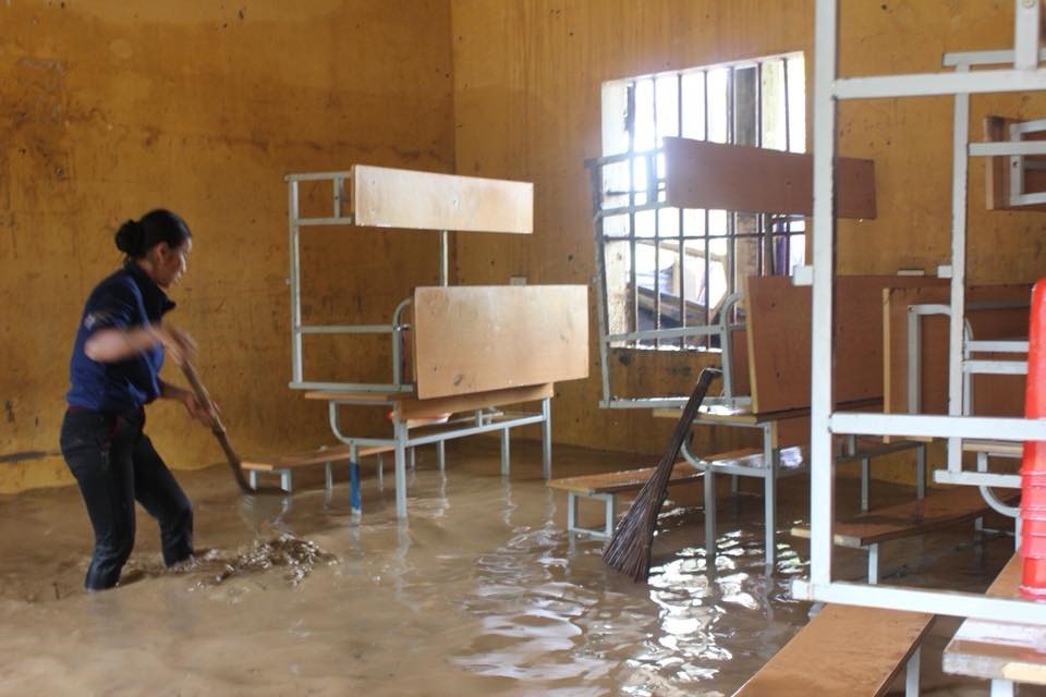 Những hình ảnh trường bị nước lũ và bùn đất nhấn chìm mấy ngày trước