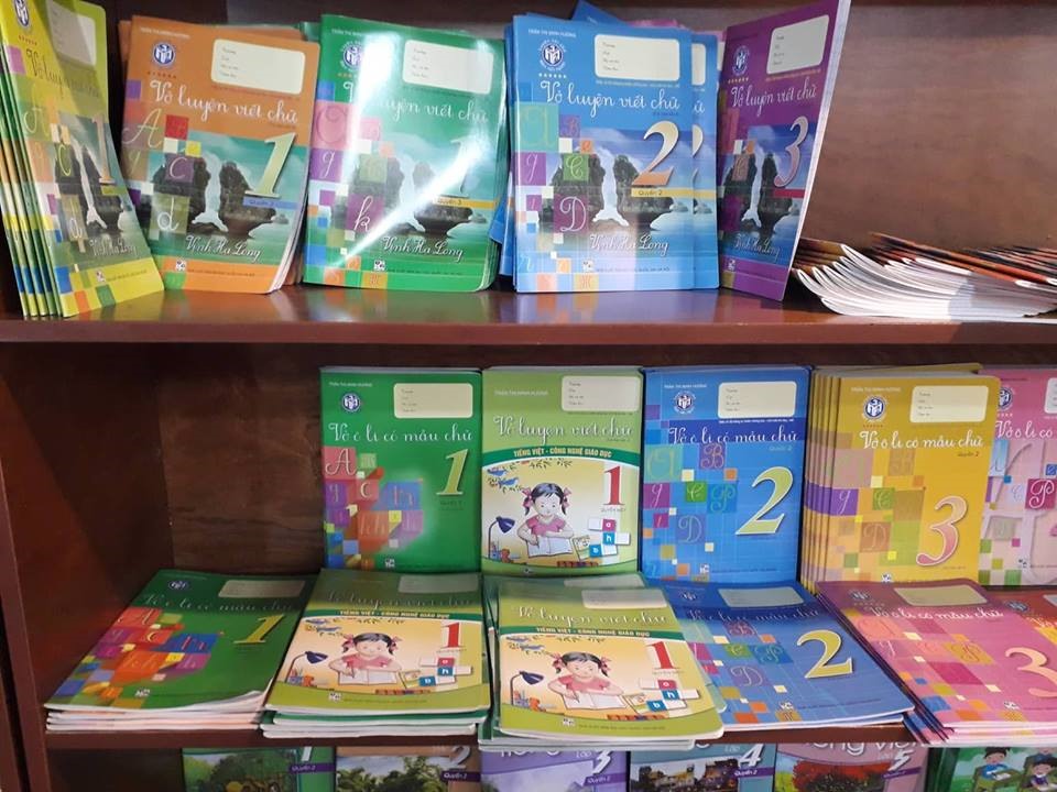 Nhiều sách đầu cấp “vắng bóng” trên kệ sách. Ảnh: Phan Anh