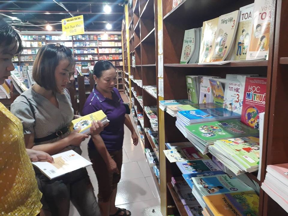 Năm học mới sắp đến gần, phụ huynh vẫn “đỏ mắt” tìm mua sách. Ảnh: Phan Anh