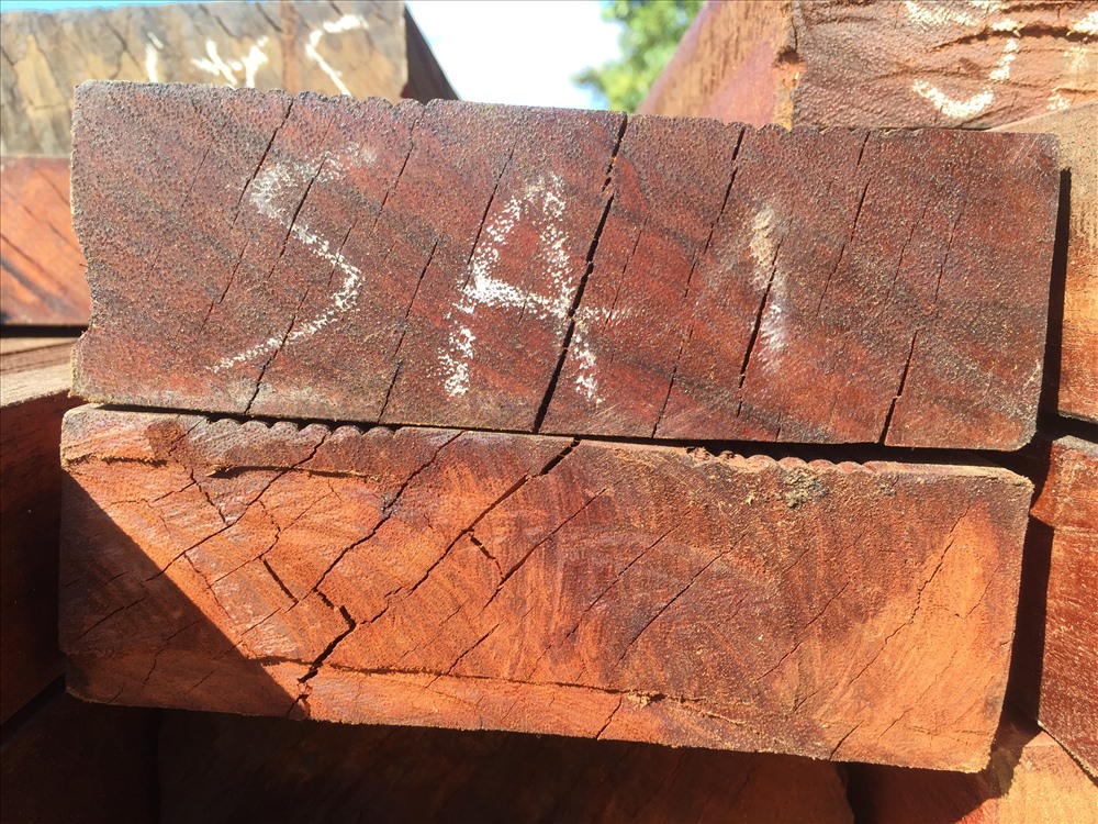 Các thanh gỗ lim nguyên liệu xuất hiện nhiều vết rạn nứt. Ảnh: PĐ.