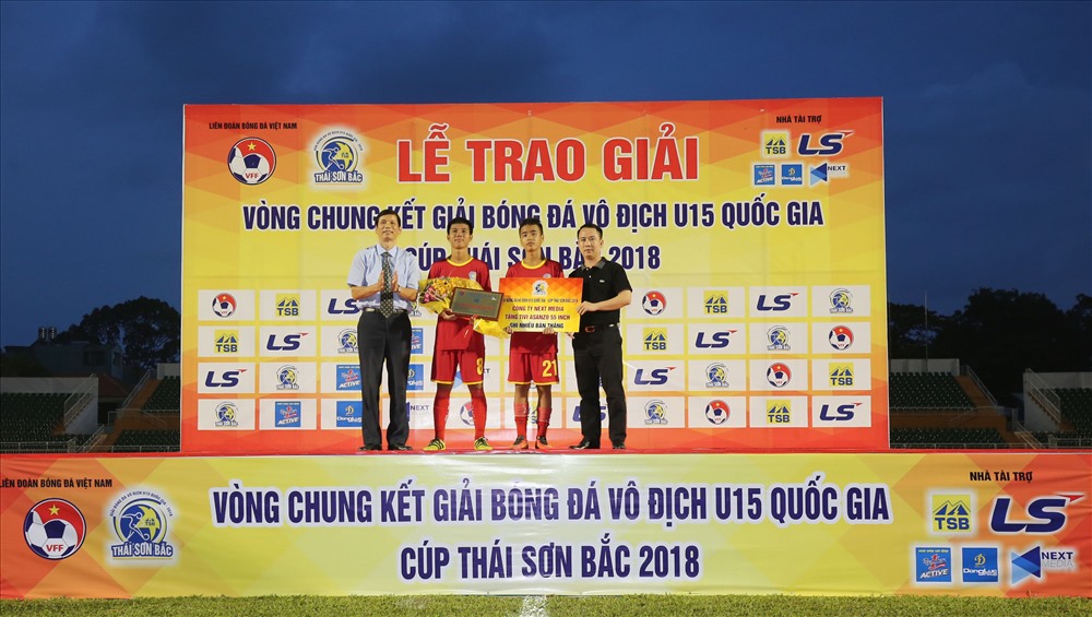 danh hiệu Vua phá lưới: Quốc Lộc (Sanna.KH), Văn Tú (Viettel), Văn Trường (Viettel) có cùng 4 bàn.