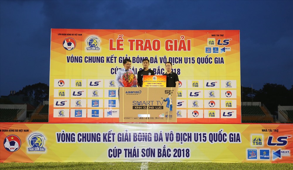 Thủ môn Cảnh Tiệp của SLNA giành danh hiệu Thủ môn xuất sắc nhất.
