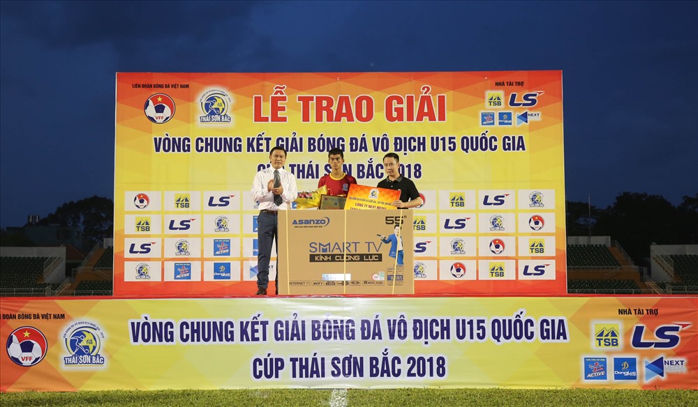Danh hiệu Cầu thủ xuất sắc thuộc về đội trưởng Văn Khang của Viettel.