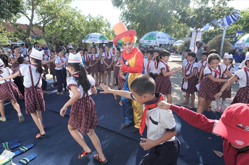 Khoảnh khắc vui tươi của các em khi chơi trò chơi cùng chú hề