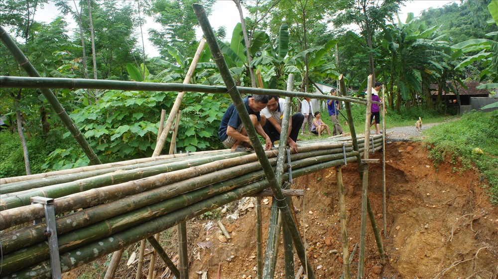 Người dân thôn 1 phải bỏ tiền túi, công sức để làm cầu tạm