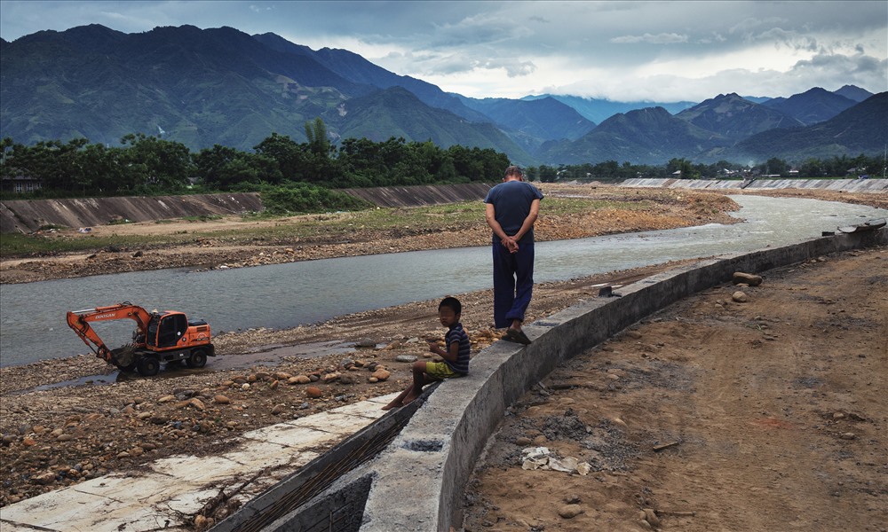 Ông lão đi trên đê bao suối Thia.