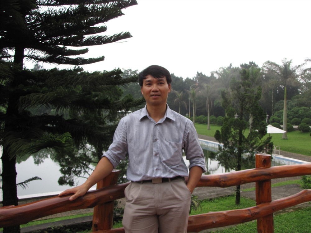 Nguyễn Vinh Huỳnh sinh ngày 20.3.1971 (quê Nam Đàn, Nghệ An), sống ở Hà Nội. Tốt nghiệp Đại học Ngoại thương, Cử nhân Luật Đại học Tổng hợp, khóa VI Trường Viết văn Nguyễn Du. Hội viên Hội Nhà văn Việt Nam và Hà Nội. Tác phẩm chính: Người Xa Lạ (truyện ngắn, NXB Thanh Niên, 2000), Đồng Đẳng (NXB Hội Nhà Văn, 2003), NG (NXB Hội Nhà Văn, 2014)...