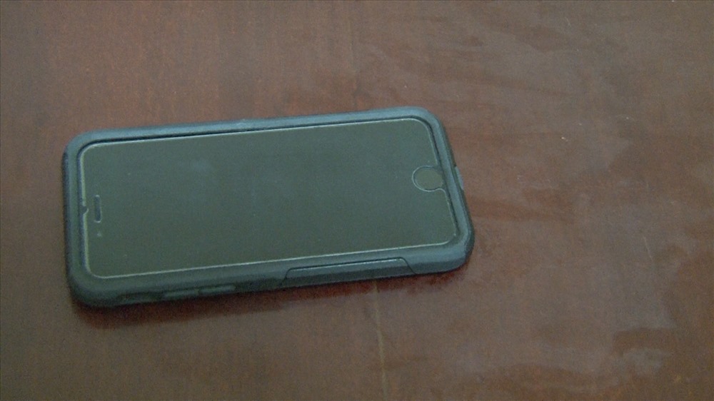 Chiếc điện thoại iphone7 đã được tìm thấy. Ảnh: CA cung cấp.