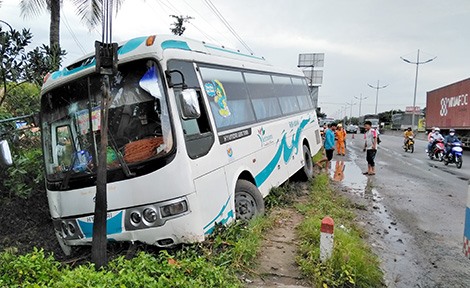 Chiếc xe khách chao đảo, mất kiểm soát. Ảnh: Thành Danh.