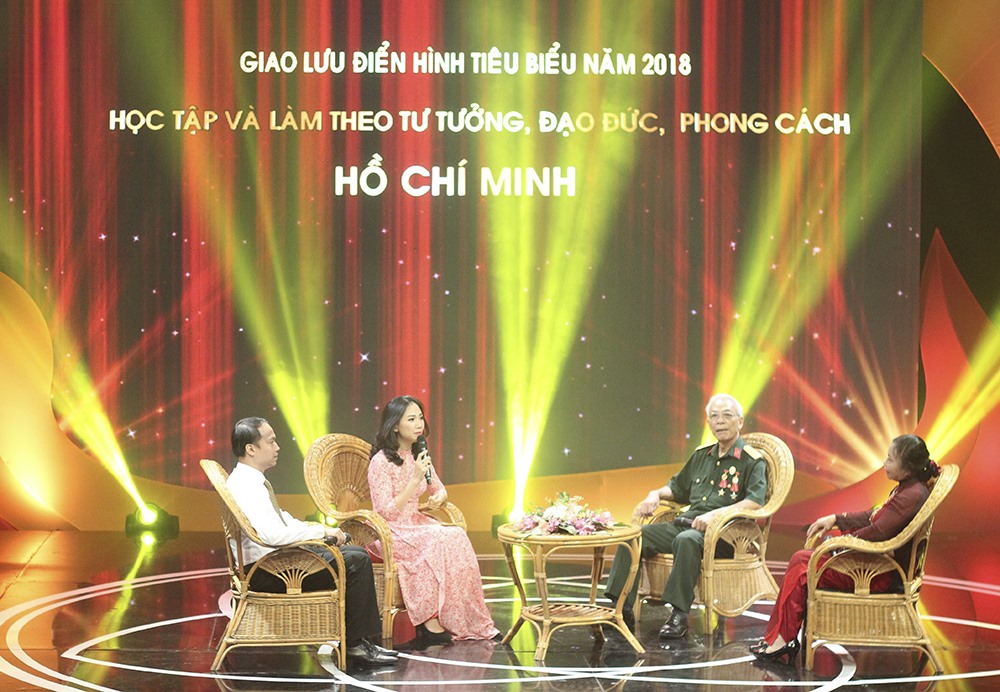 Các vị khách mời giao lưu tại chương trình. Ảnh Trần Vương
